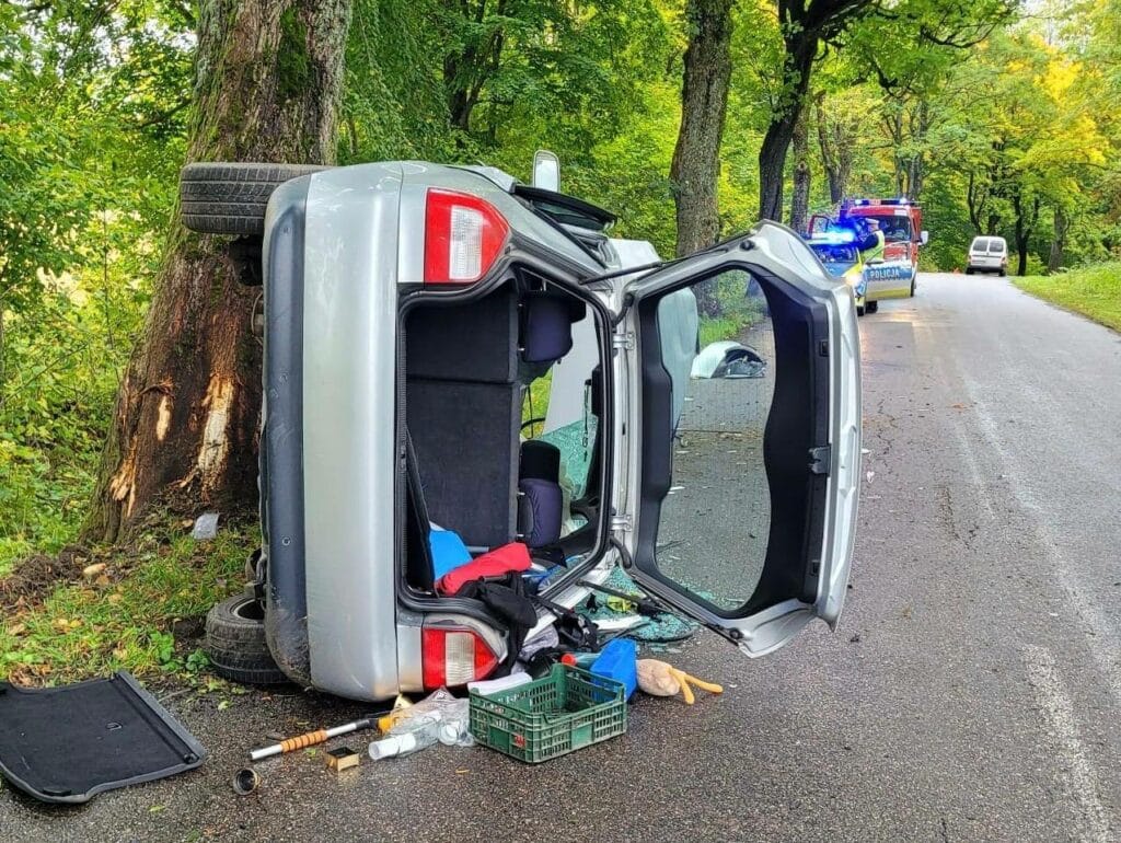 Siła uderzenia była tak duża, że auto przewróciło się na bok. - Kobieta straciła panowanie nad audi i rozbiła się o drzewo