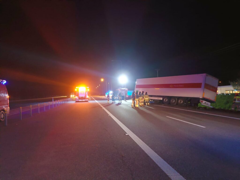 12 ton przesyłek utknęło w rowie. - Ciężarówka Poczty Polskiej wpadła do rowu na S7