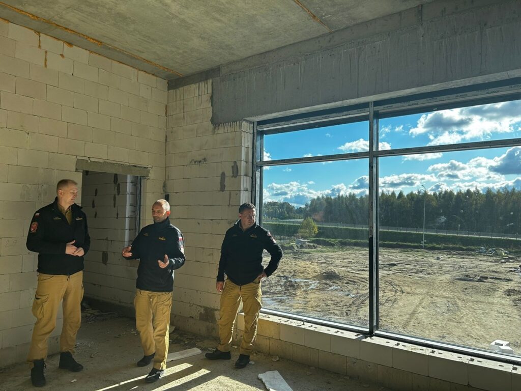 Koniec ciasnych garaży i przestarzałych budynków! Strażacy dostaną nową komendę. - Nowa komenda straży pożarnej na Mazurach rośnie w oczach!