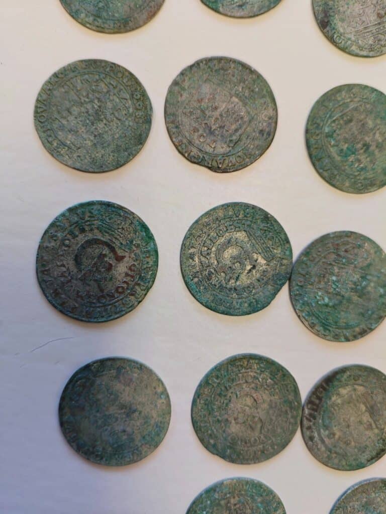 Pole Beaty i Romualda Jóźwiaków skrywało prawdziwy skarb! - Rolnicy z Mazur podczas orki znaleźli prawdziwy skarb sprzed 400 lat