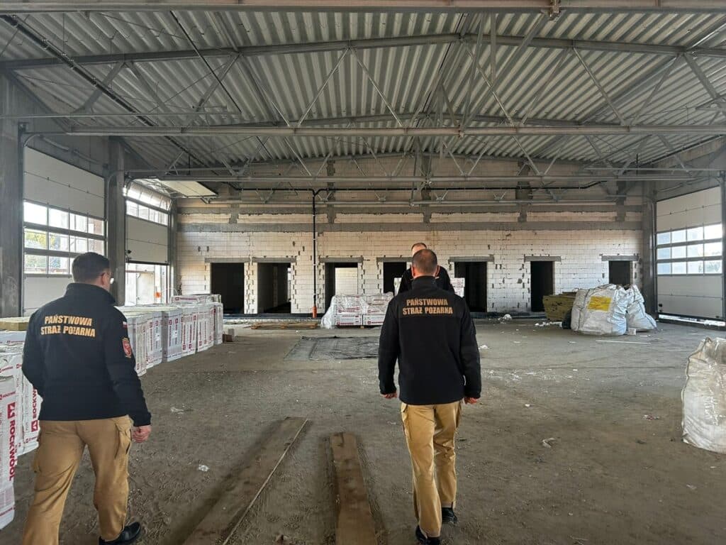 Koniec ciasnych garaży i przestarzałych budynków! Strażacy dostaną nową komendę. - Nowa komenda straży pożarnej na Mazurach rośnie w oczach!