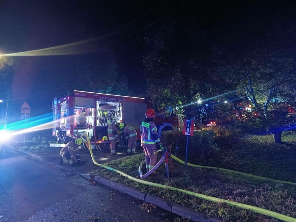 17 osób zagrożonych. - Nocny pożar budynku wielorodzinnego. Siedem zastępów straży walczyło z ogniem