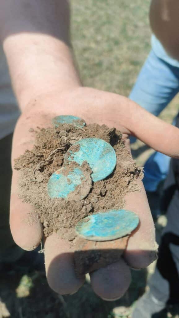Pole Beaty i Romualda Jóźwiaków skrywało prawdziwy skarb! - Rolnicy z Mazur podczas orki znaleźli prawdziwy skarb sprzed 400 lat