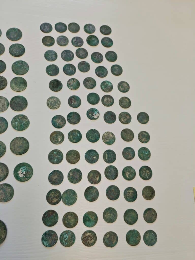 Pole Beaty i Romualda Jóźwiaków skrywało prawdziwy skarb! - Rolnicy z Mazur podczas orki znaleźli prawdziwy skarb sprzed 400 lat