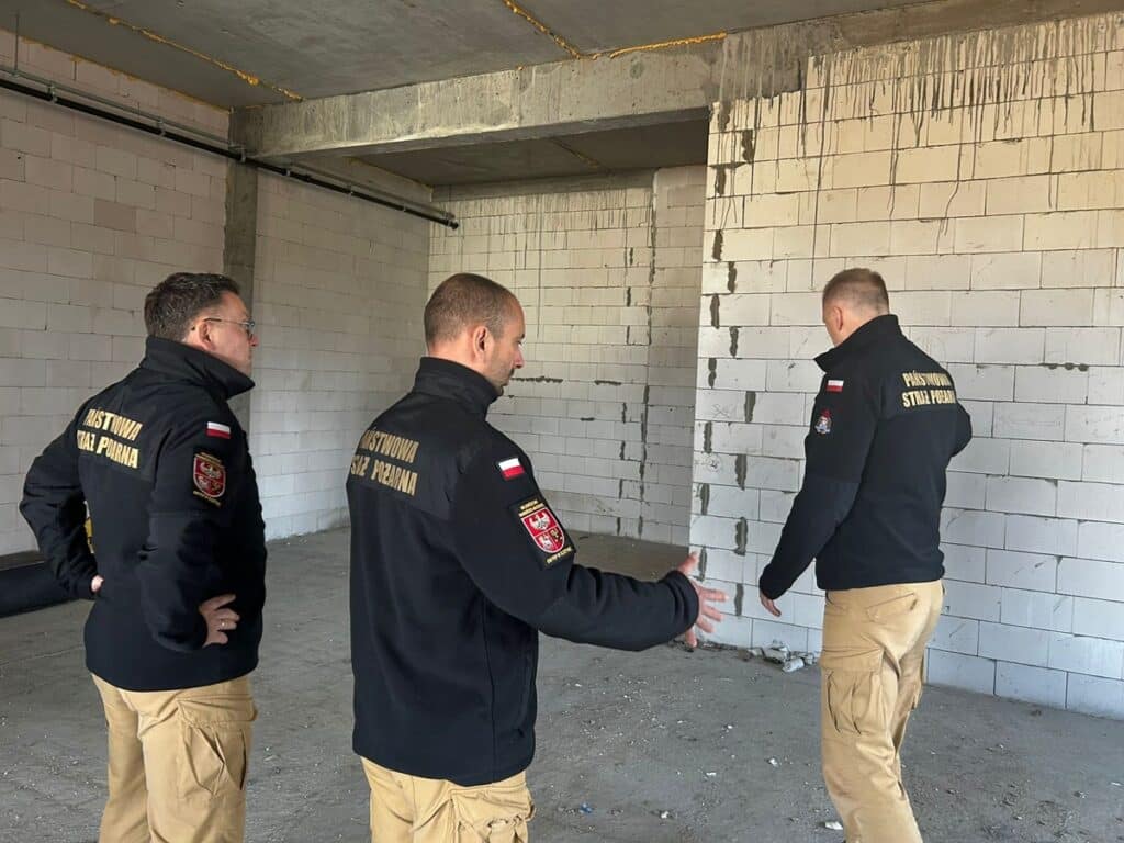 Koniec ciasnych garaży i przestarzałych budynków! Strażacy dostaną nową komendę. - Nowa komenda straży pożarnej na Mazurach rośnie w oczach!