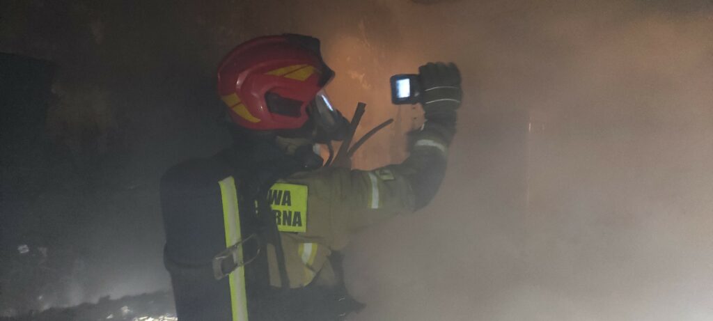 17 osób zagrożonych. - Nocny pożar budynku wielorodzinnego. Siedem zastępów straży walczyło z ogniem