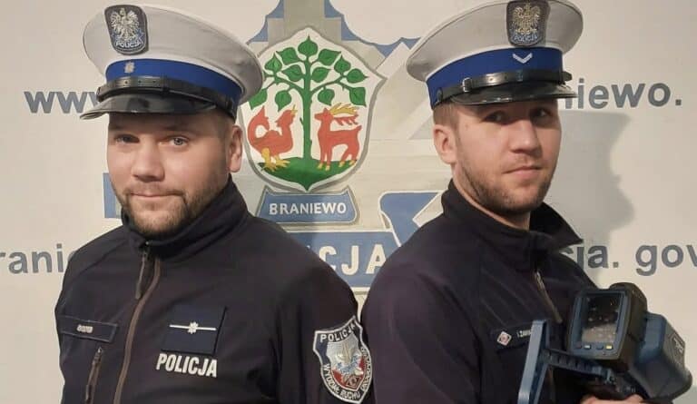 policjanci ratują kobietę z pożaru