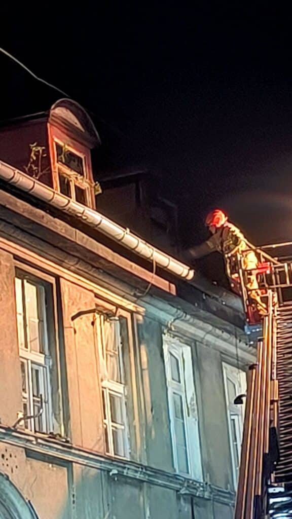 17 osób zagrożonych. - Nocny pożar budynku wielorodzinnego. Siedem zastępów straży walczyło z ogniem