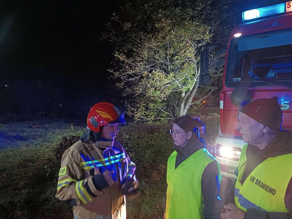 17 osób zagrożonych. - Nocny pożar budynku wielorodzinnego. Siedem zastępów straży walczyło z ogniem