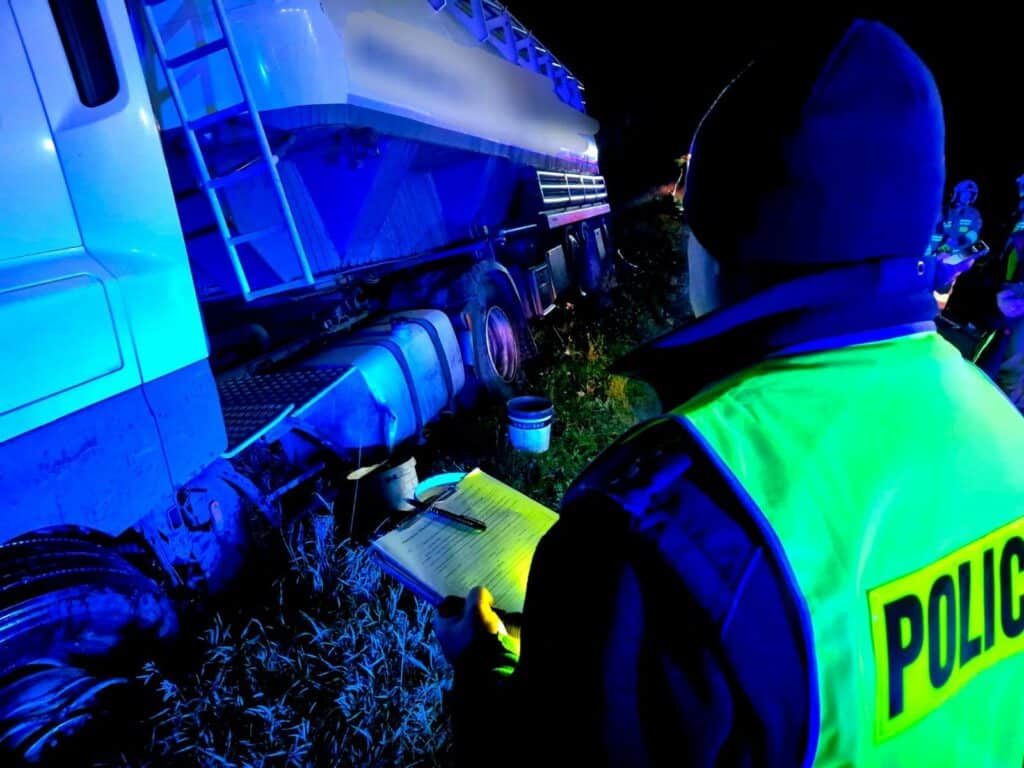 Służby przez kilka godzin pracowały na miejscu tragedii. - Kierowca toyoty zginął na miejscu. Osobówka zderzyła się z ciężarówką