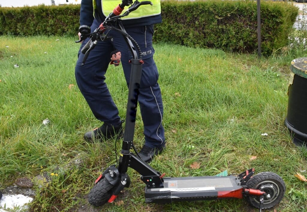 Coraz więcej wypadków z udziałem hulajnóg elektrycznych? - Hulajnogista zderzył się z osobówką. 35-latek trafił do szpitala
