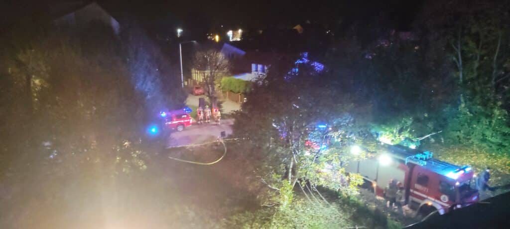 17 osób zagrożonych. - Nocny pożar budynku wielorodzinnego. Siedem zastępów straży walczyło z ogniem