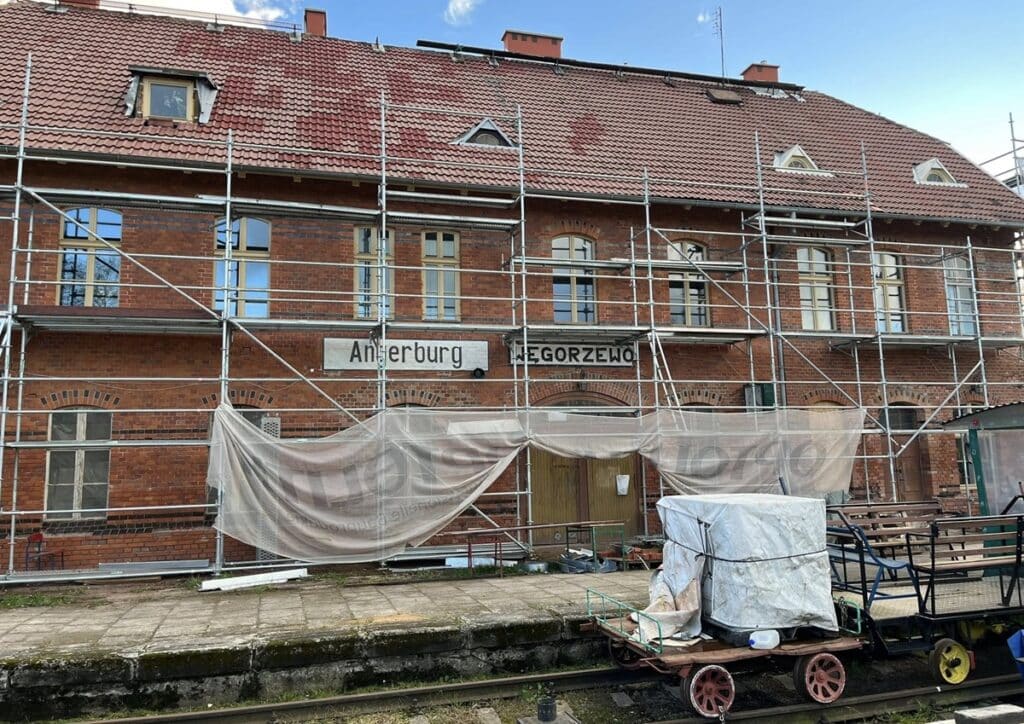 Na murach znów pojawiła się przedwojenna nazwa miasta. - Dawny dworzec odzyskuje blask. Zniknęły tynki, wróciły napisy sprzed 1945 roku