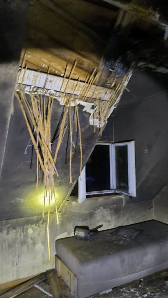 17 osób zagrożonych. - Nocny pożar budynku wielorodzinnego. Siedem zastępów straży walczyło z ogniem