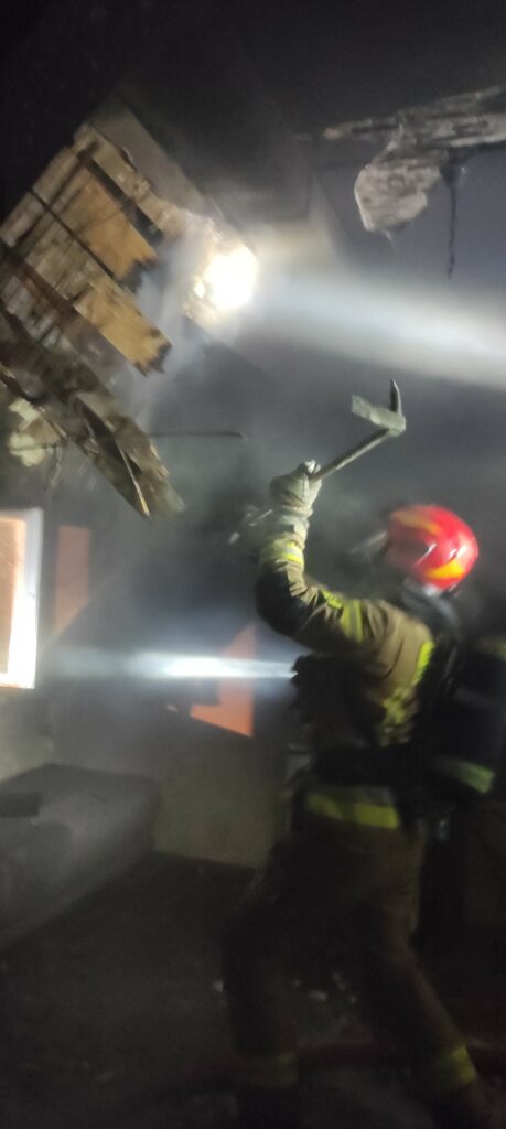 17 osób zagrożonych. - Nocny pożar budynku wielorodzinnego. Siedem zastępów straży walczyło z ogniem