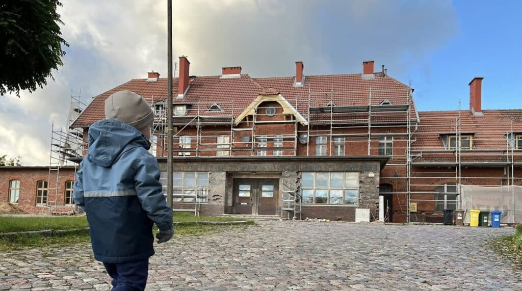 Na murach znów pojawiła się przedwojenna nazwa miasta. - Dawny dworzec odzyskuje blask. Zniknęły tynki, wróciły napisy sprzed 1945 roku