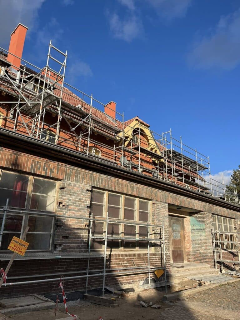 Na murach znów pojawiła się przedwojenna nazwa miasta. - Dawny dworzec odzyskuje blask. Zniknęły tynki, wróciły napisy sprzed 1945 roku