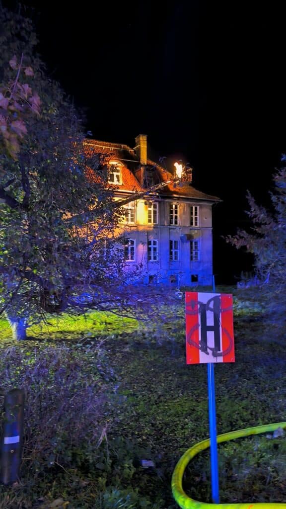 17 osób zagrożonych. - Nocny pożar budynku wielorodzinnego. Siedem zastępów straży walczyło z ogniem