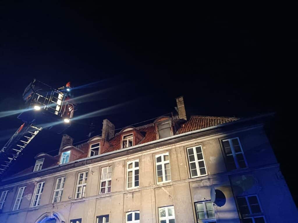 17 osób zagrożonych. - Nocny pożar budynku wielorodzinnego. Siedem zastępów straży walczyło z ogniem