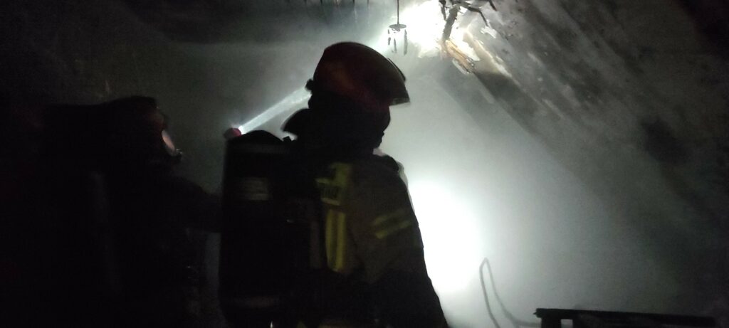 17 osób zagrożonych. - Nocny pożar budynku wielorodzinnego. Siedem zastępów straży walczyło z ogniem