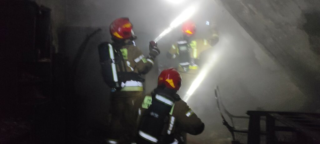 17 osób zagrożonych. - Nocny pożar budynku wielorodzinnego. Siedem zastępów straży walczyło z ogniem