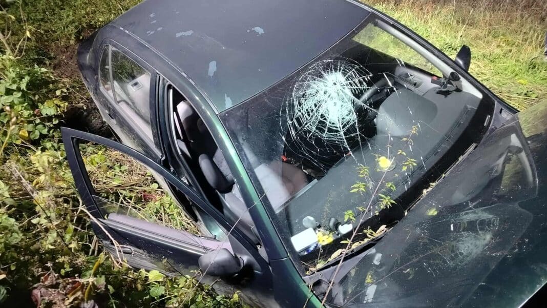 skoda wpadła do rowu