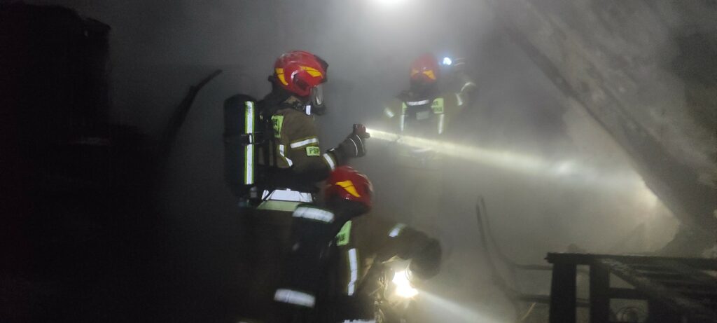 17 osób zagrożonych. - Nocny pożar budynku wielorodzinnego. Siedem zastępów straży walczyło z ogniem