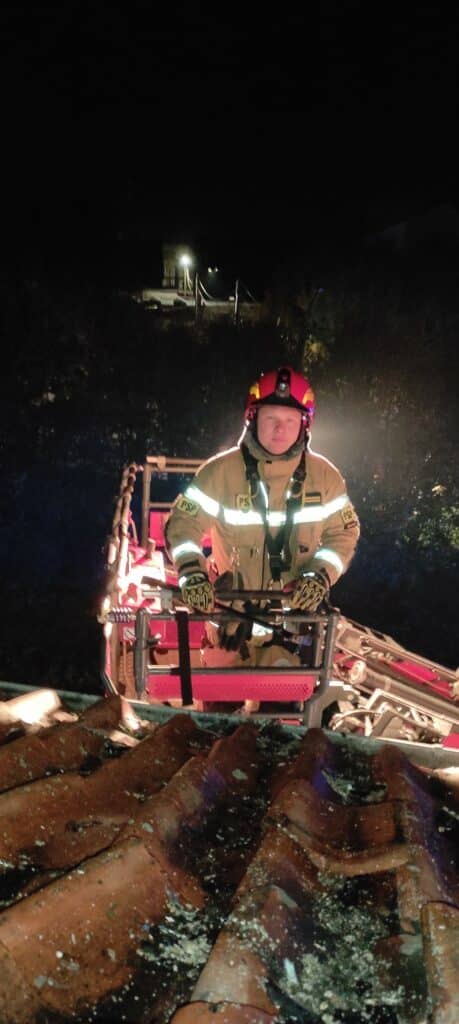 17 osób zagrożonych. - Nocny pożar budynku wielorodzinnego. Siedem zastępów straży walczyło z ogniem