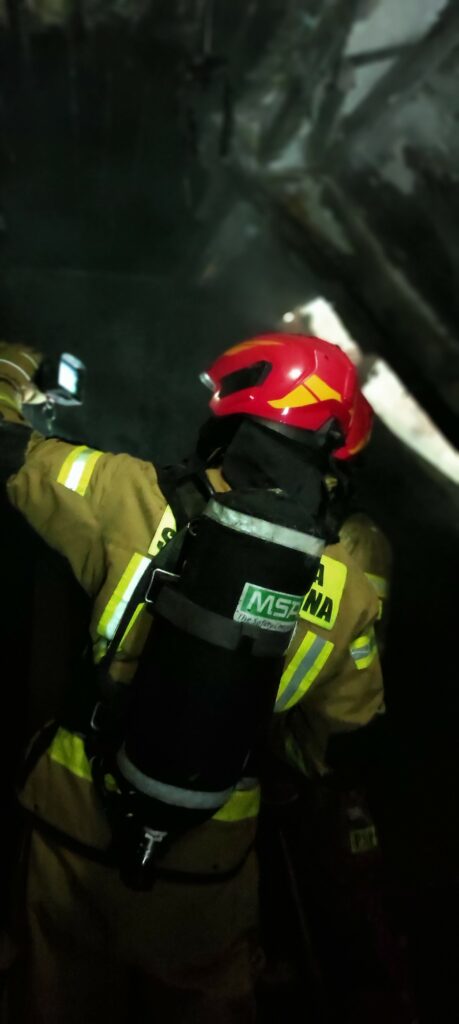 17 osób zagrożonych. - Nocny pożar budynku wielorodzinnego. Siedem zastępów straży walczyło z ogniem