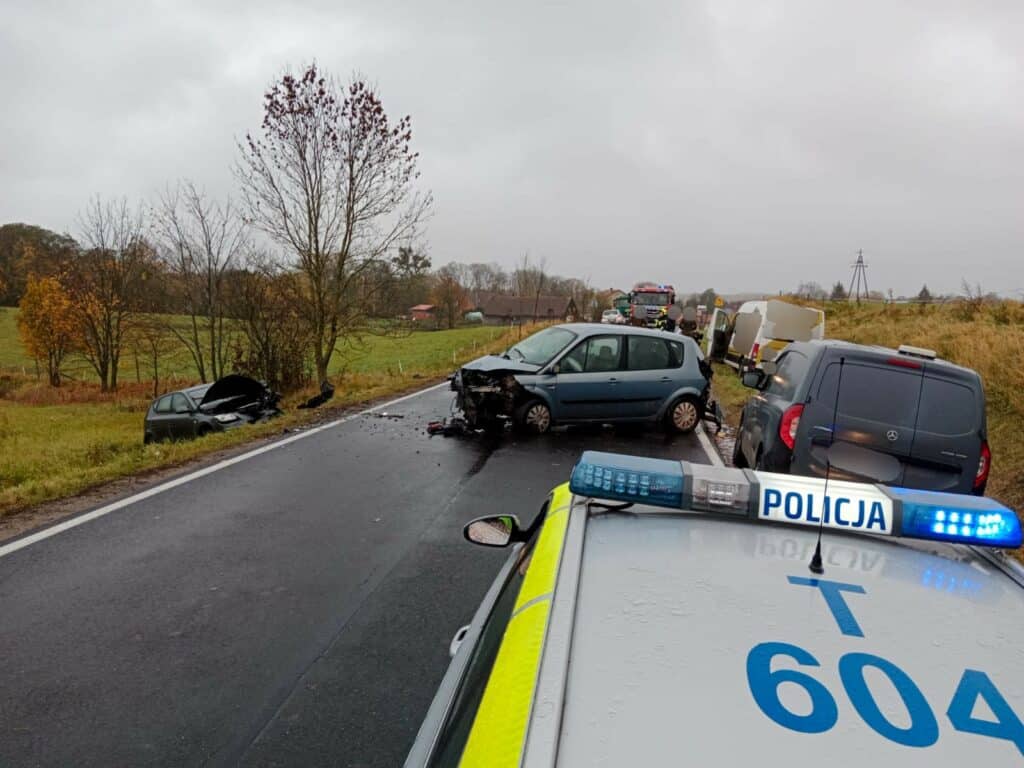 Wypadek z udziałem busa pełnego ludzi. - Karambol na DK16. 3 osoby trafiły do szpitala - w tym 7-letnie dziecko