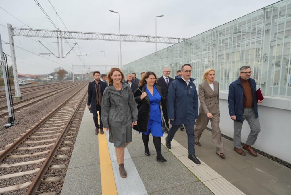 Kolej wraca szybciej, ciszej i nowocześniej niż kiedykolwiek. - Wielki powrót kolei do Giżycka. PKP zapowiada rewolucję w podróżach po Mazurach