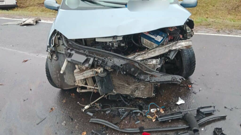 Wypadek z udziałem busa pełnego ludzi. - Karambol na DK16. 3 osoby trafiły do szpitala - w tym 7-letnie dziecko