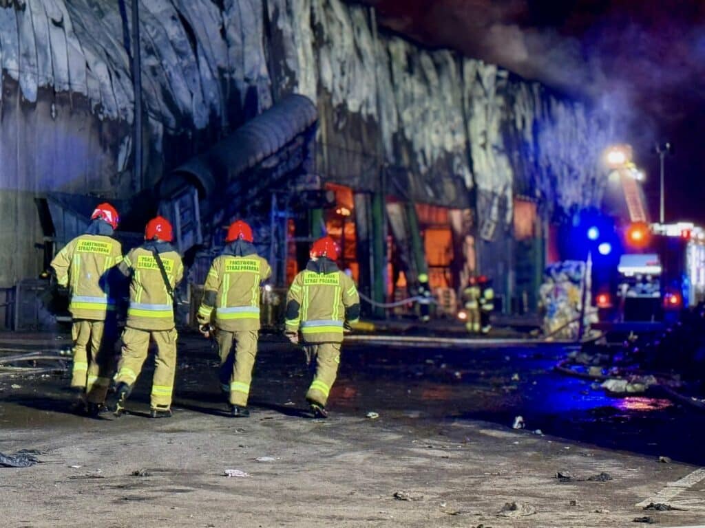 19 godzin walki strażaków z żywiołem. - Ponad 100 strażaków walczyło z ogniem całą noc. Potężny pożar w hali odpadów