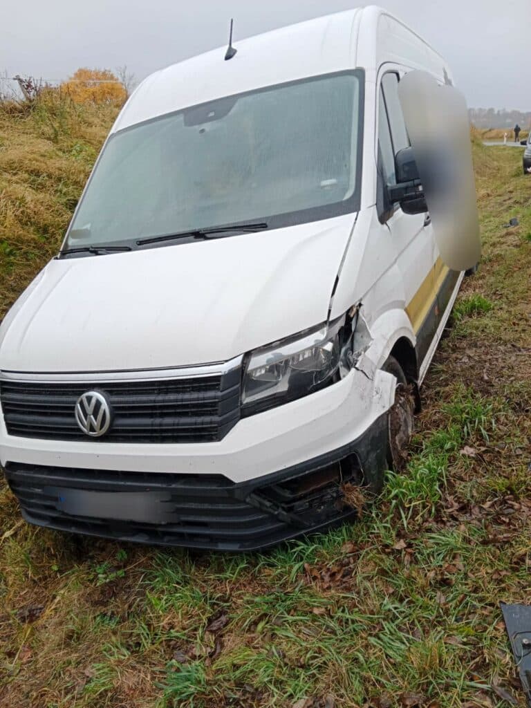 Wypadek z udziałem busa pełnego ludzi. - Karambol na DK16. 3 osoby trafiły do szpitala - w tym 7-letnie dziecko