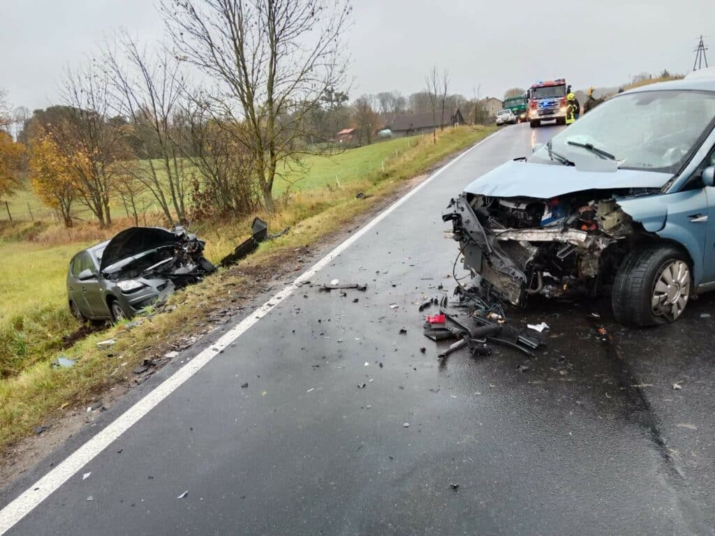 Wypadek z udziałem busa pełnego ludzi. - Karambol na DK16. 3 osoby trafiły do szpitala - w tym 7-letnie dziecko