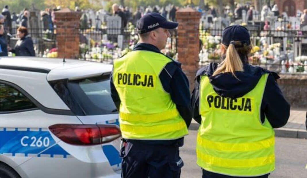 policjanci przy cmentarzu