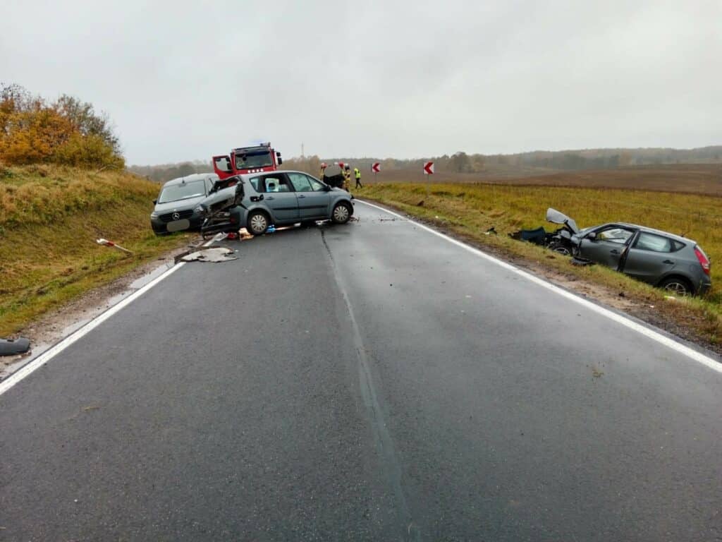 Wypadek z udziałem busa pełnego ludzi. - Karambol na DK16. 3 osoby trafiły do szpitala - w tym 7-letnie dziecko