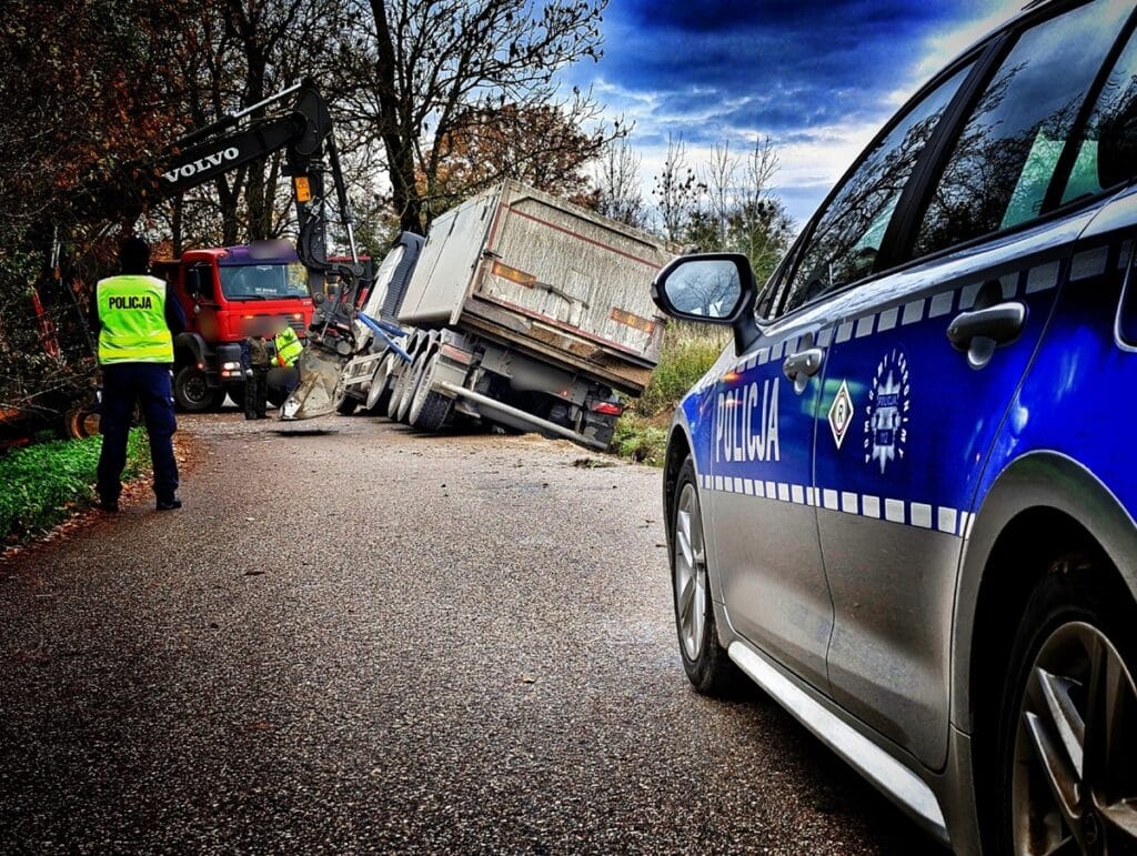 Zapadło się pobocze i ciągnik siodłowy runął! - 20-latek przeżył koszmar — potężna ciężarówka runęła na bok