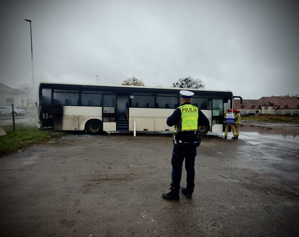 Płomienie wyrządziły wielkie szkody. - Pożar autobusu przy Aldi. Ogień pojawił się nagle