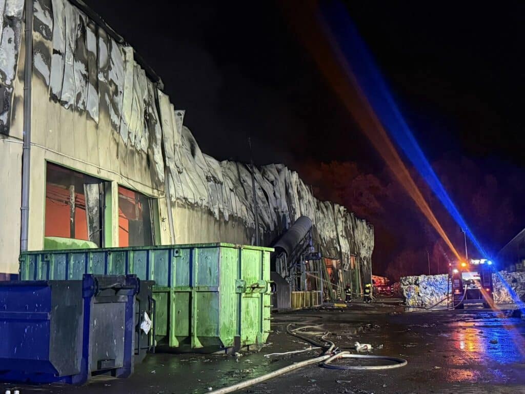 19 godzin walki strażaków z żywiołem. - Ponad 100 strażaków walczyło z ogniem całą noc. Potężny pożar w hali odpadów