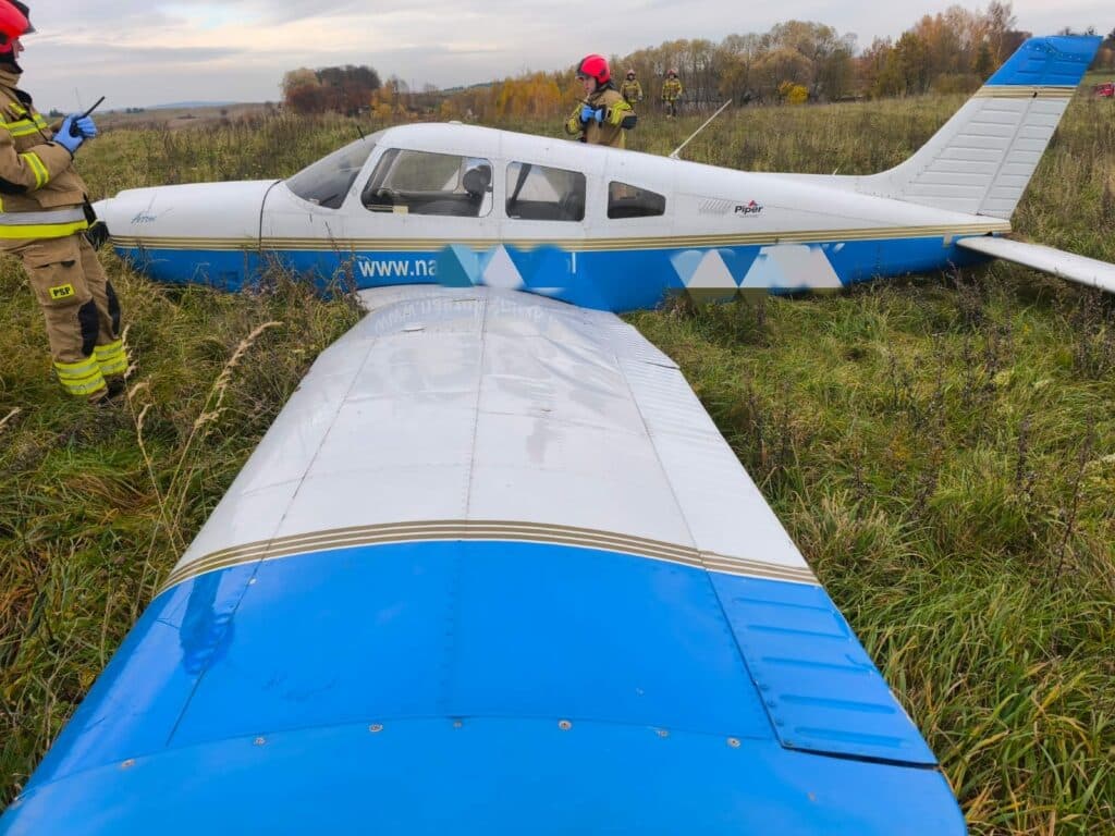Na pokładzie były dwie osoby, pilot wykazał się opanowaniem. - Awaryjne lądowanie samolotu niedaleko Szyman