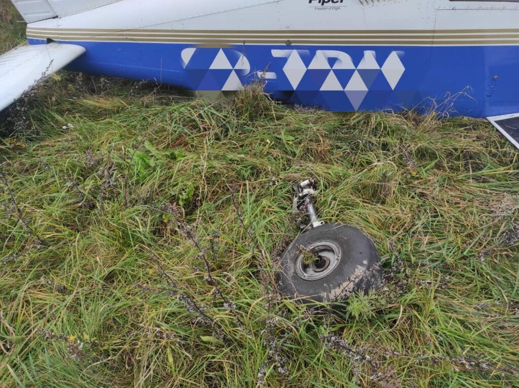 Na pokładzie były dwie osoby, pilot wykazał się opanowaniem. - Awaryjne lądowanie samolotu niedaleko Szyman