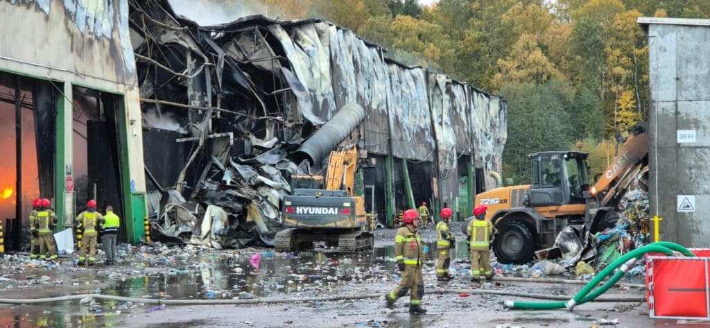 19 godzin walki strażaków z żywiołem. - Ponad 100 strażaków walczyło z ogniem całą noc. Potężny pożar w hali odpadów