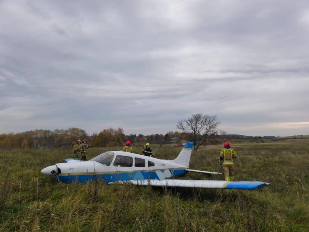 Na pokładzie były dwie osoby, pilot wykazał się opanowaniem. - Awaryjne lądowanie samolotu niedaleko Szyman