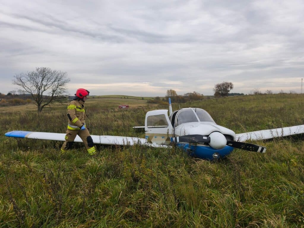 Na pokładzie były dwie osoby, pilot wykazał się opanowaniem. - Awaryjne lądowanie samolotu niedaleko Szyman