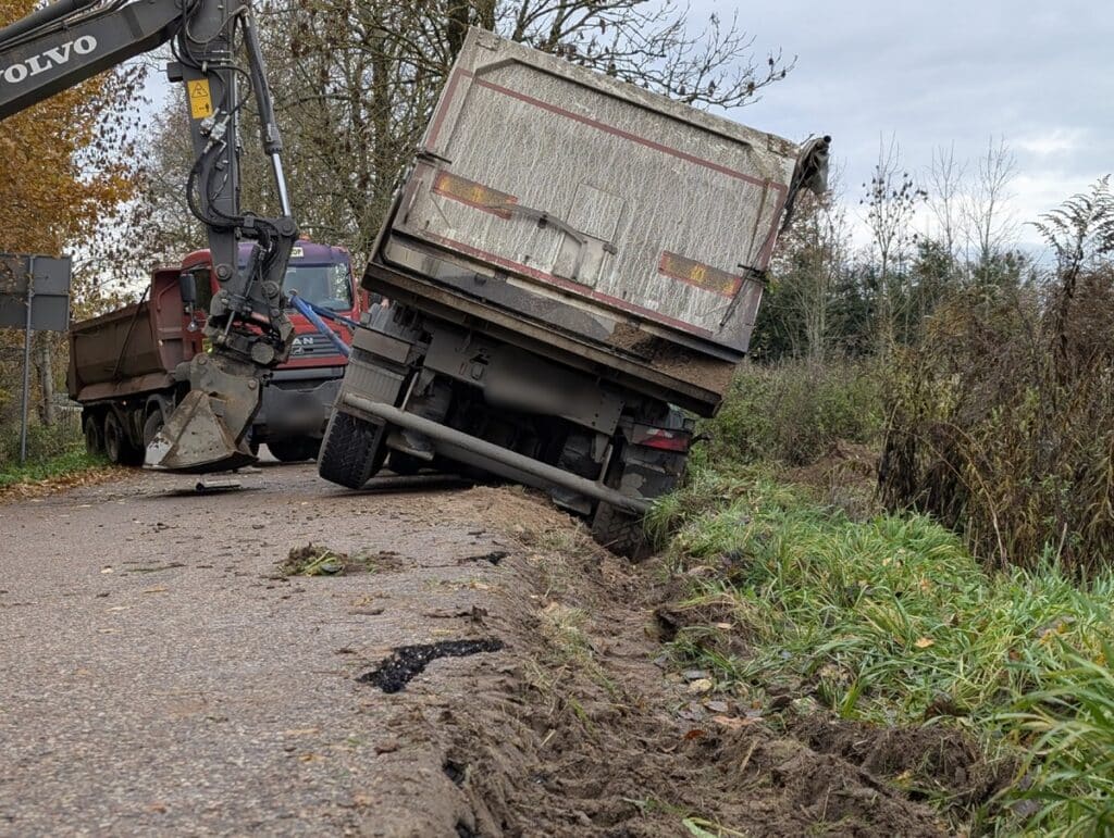 Zapadło się pobocze i ciągnik siodłowy runął! - 20-latek przeżył koszmar — potężna ciężarówka runęła na bok