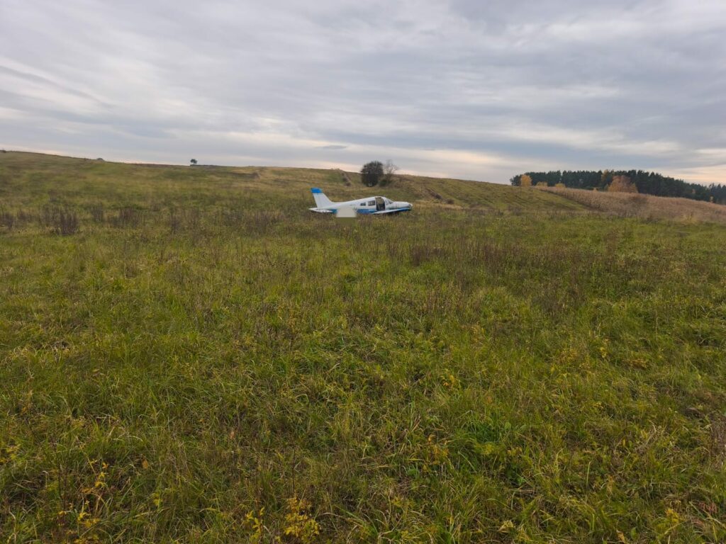Na pokładzie były dwie osoby, pilot wykazał się opanowaniem. - Awaryjne lądowanie samolotu niedaleko Szyman