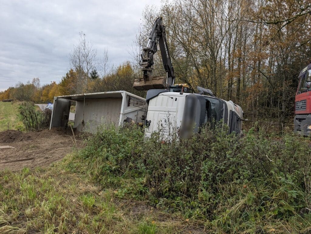 Zapadło się pobocze i ciągnik siodłowy runął! - 20-latek przeżył koszmar — potężna ciężarówka runęła na bok