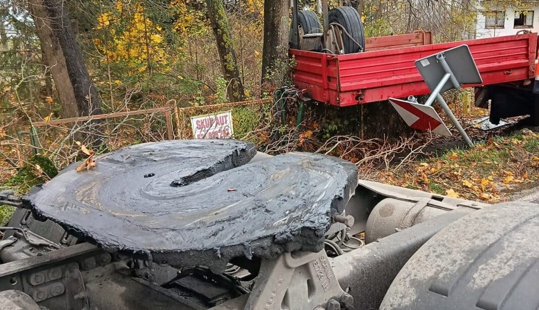 Naczepa odpięła się od samochodu