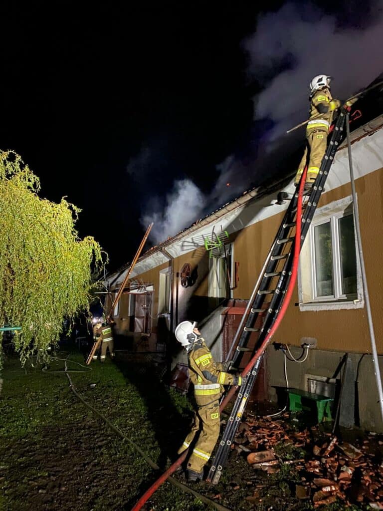 Strażacy odnaleźli ciała dwóch osób. Wśród ofiar dziecko w wieku 13 lat. - Tragiczny pożar w Windzie. Nie żyją dwie osoby, w tym 13-letnie dziecko
